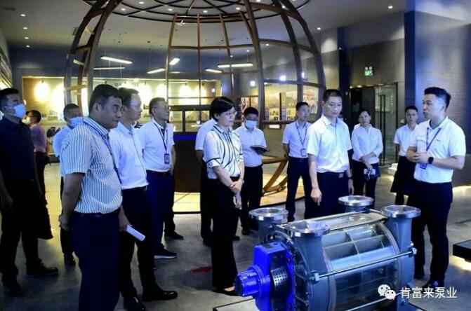 公司董事长、总经理陈迪(右一)向李军区长(右二)一行介绍开云网页版·官方端网站-开云(中国)产品
